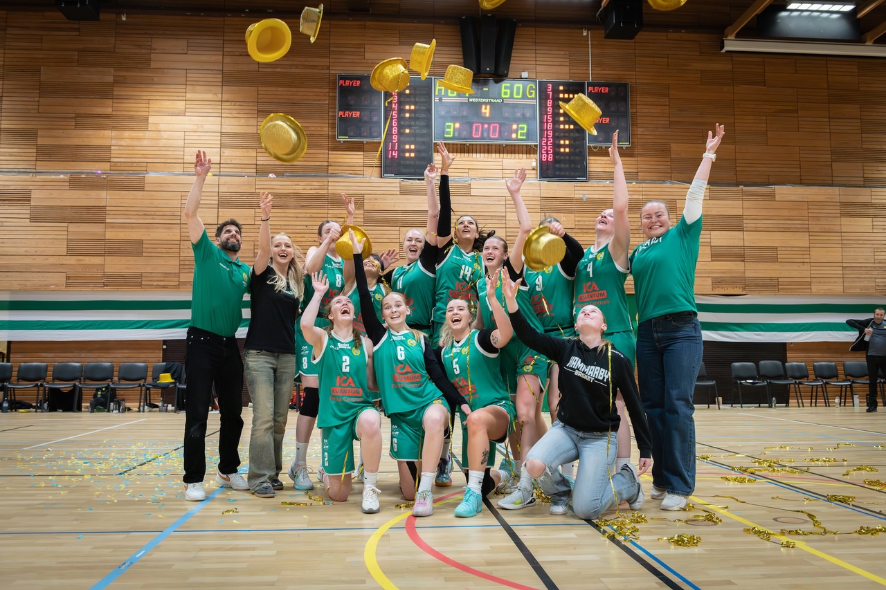 Damlaget firar seriesegern efter sista matchen