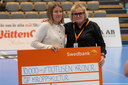 Kroppskulturs styrelseledamot Sara Larsson tar emot checken från Elisabeth Eriksson, seniorrådgivare företag på Swedbank.
