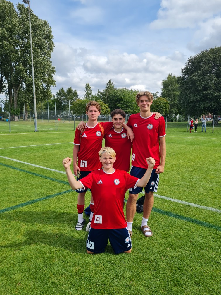Från vänster Liam Svanström, Emad Shehadeh, Elias Boholm-Hovefors, sittande Tage Frendin.