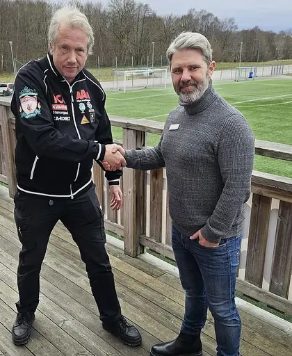 Ica handlaren, Robert Larsson och Nicklas Björn, ungdomsansvarig är glada över avtalet
