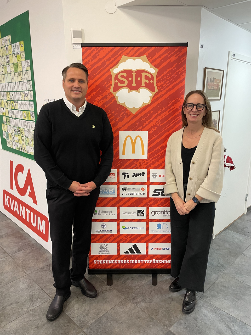 Tobias Carlberg från McDonald´s tillsammans med Jessica Olsson, kansliansvarig på SIF
