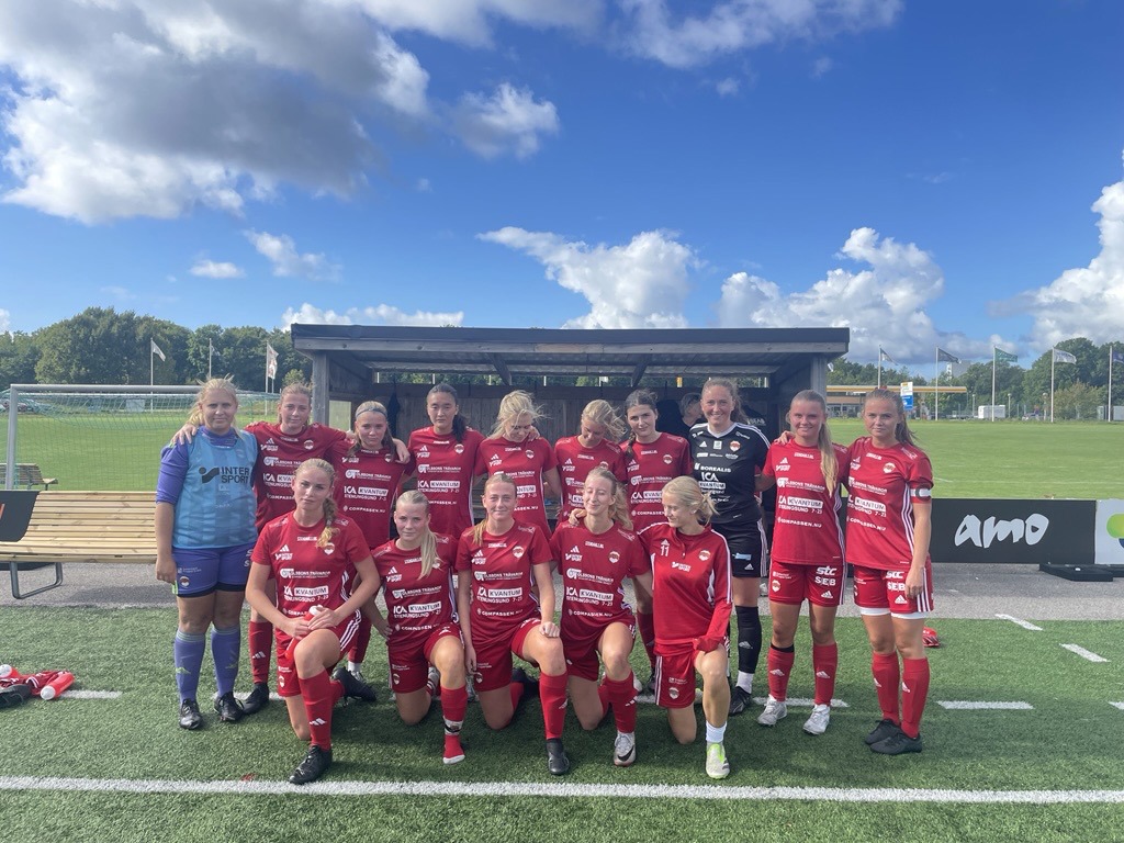Grymma tjejer efter bragdmatchen mot Ödsmåls IK