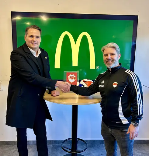 Tobias Carlberg, driftschef McDonald´s och Nicklas Björn, ungdomsansvarig i SIF är nöjda med avtalet.