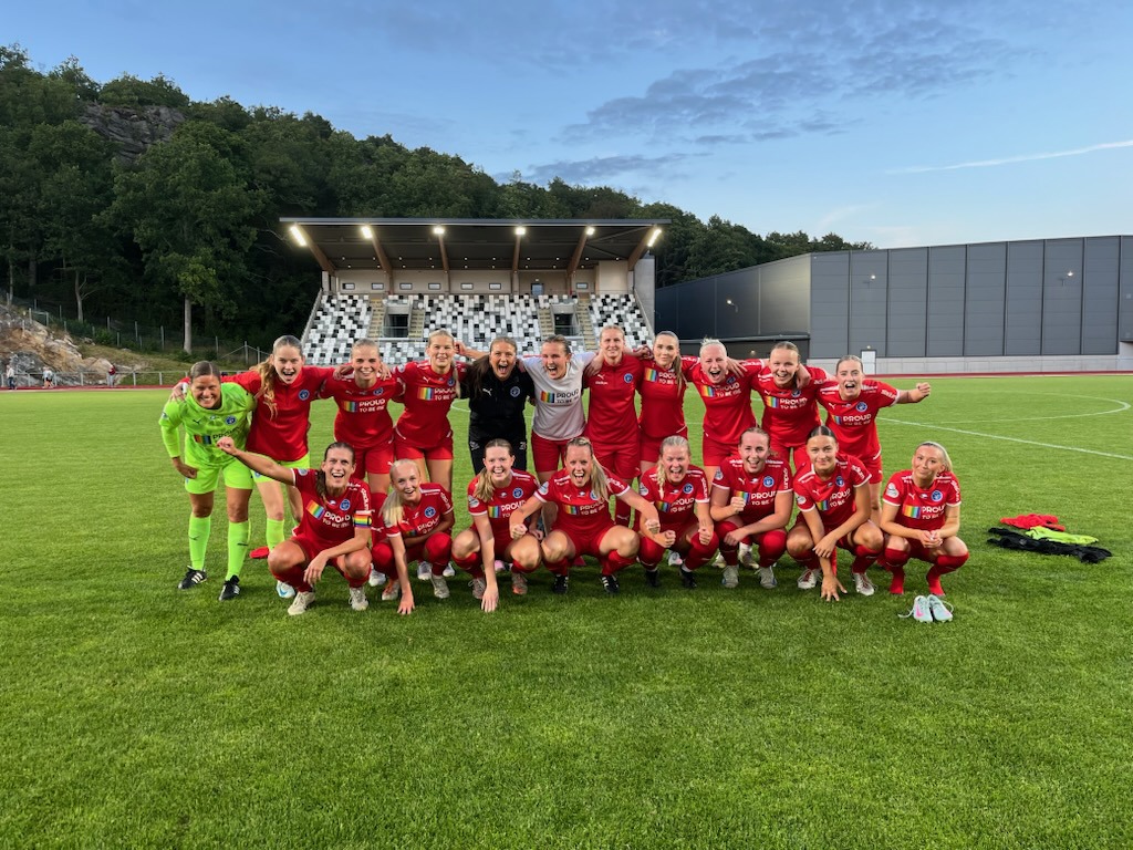IK Rössö jublar efter seger mot FC Trollhättan