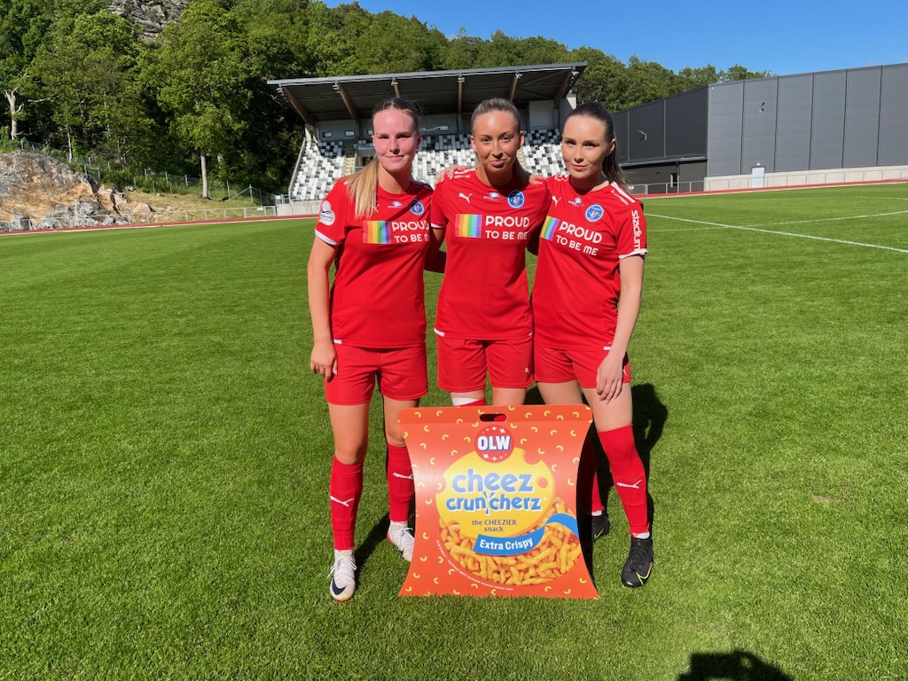 Målskyttarna Ebba (1) och Moa (2) flankerar bästa spelare Tindra