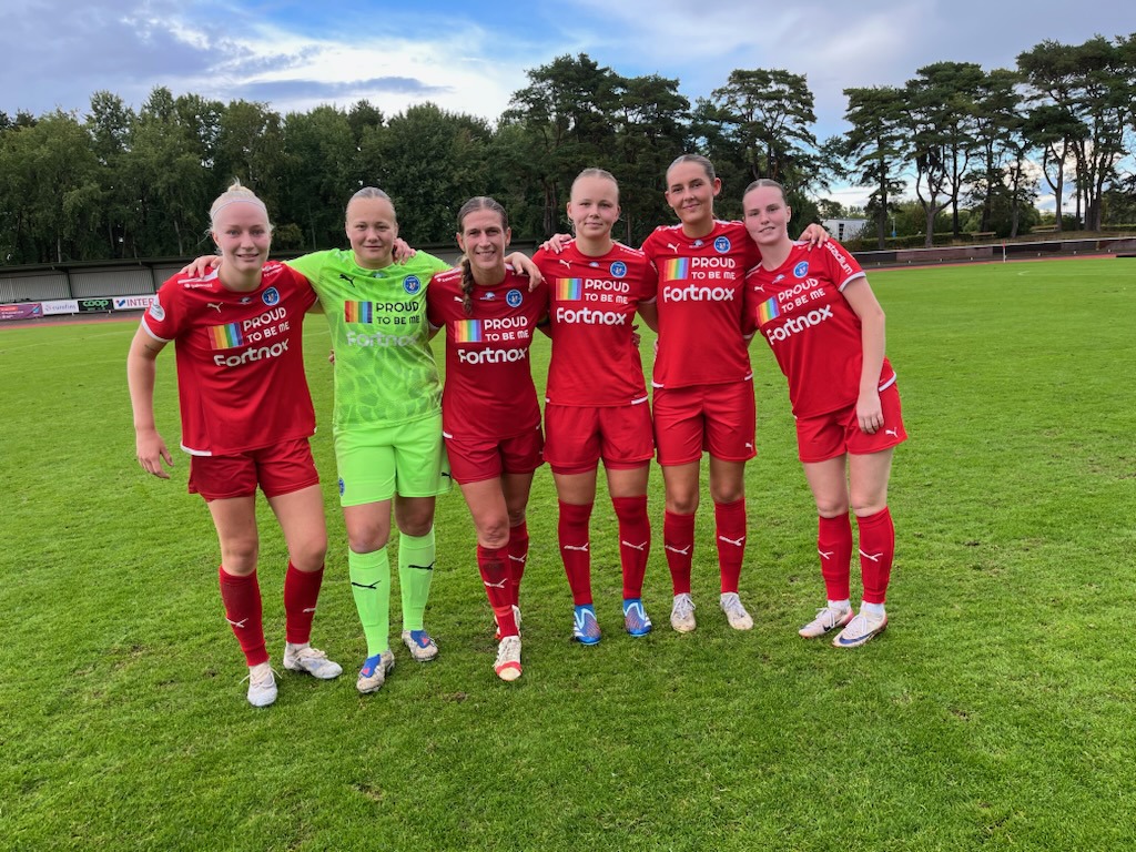Målskyttarna Ella, Malin, Thea, Tuva, Ebba (2) tillsammans med Liv som höll nollan.