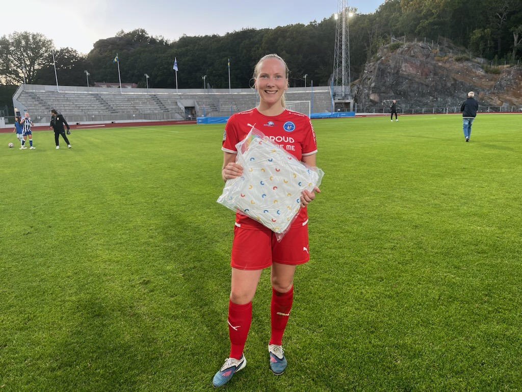 Sofia Hellden får priset som bästa spelare