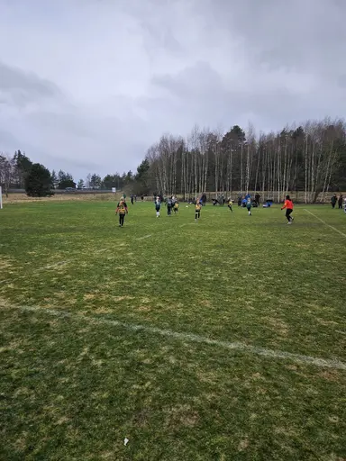 Regn och rusk, men fotbollen värmde