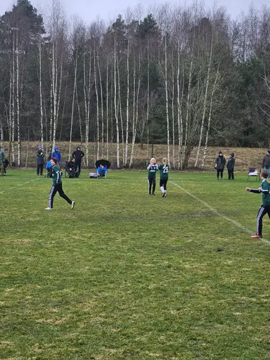 Regn och rusk, men fotbollen värmde