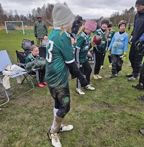 Regn och rusk, men fotbollen värmde