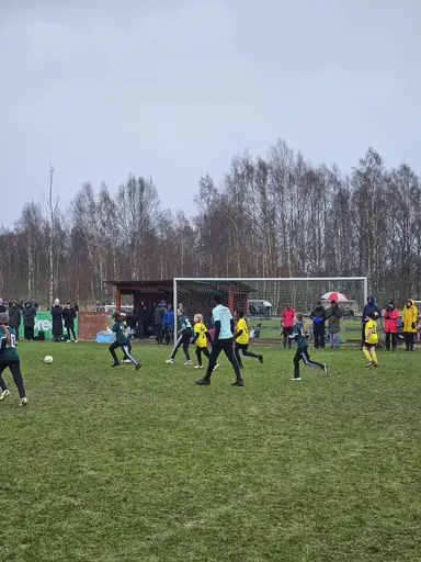 Regn och rusk, men fotbollen värmde