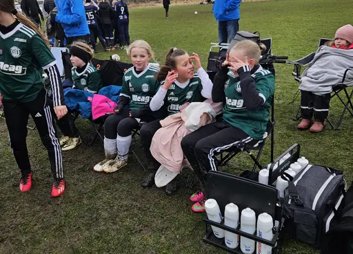 Regn och rusk, men fotbollen värmde
