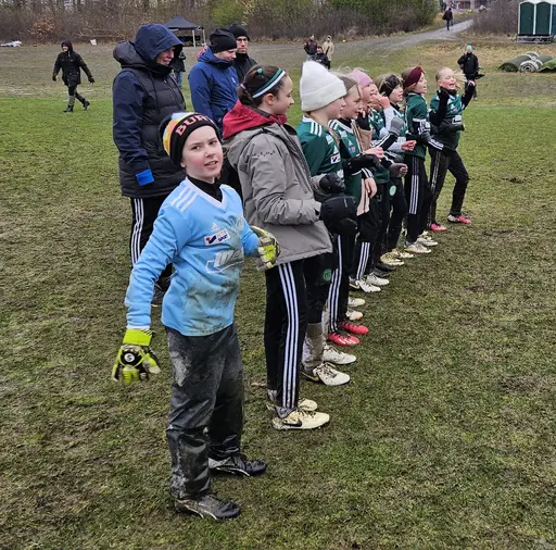 Regn och rusk, men fotbollen värmde