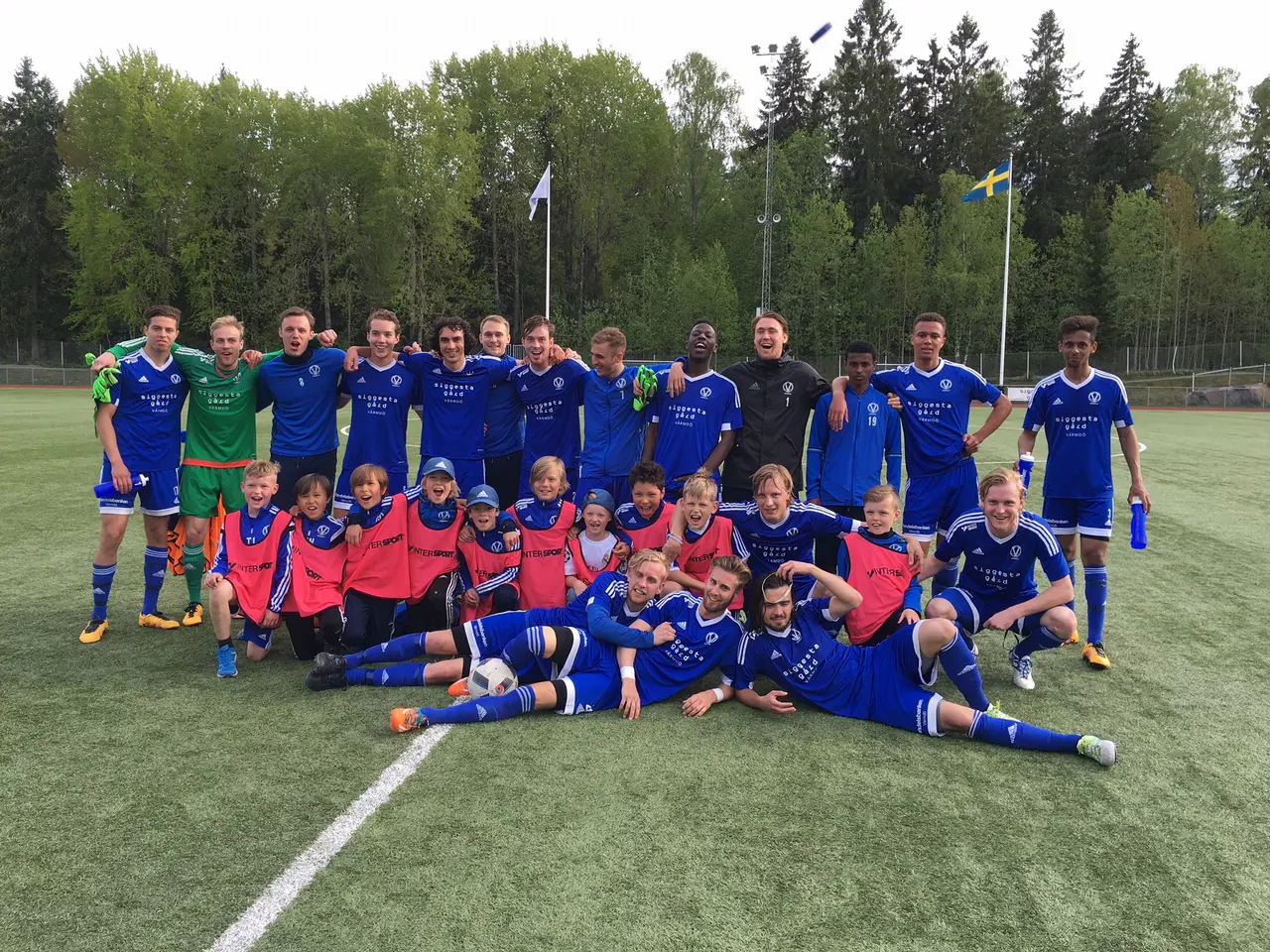 Laget efter matchen tillsammans dagens bollkallar från P07 vit