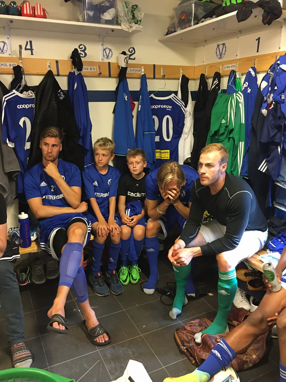 Matchens knattar lyssnar spänt på genomgången från Tommy