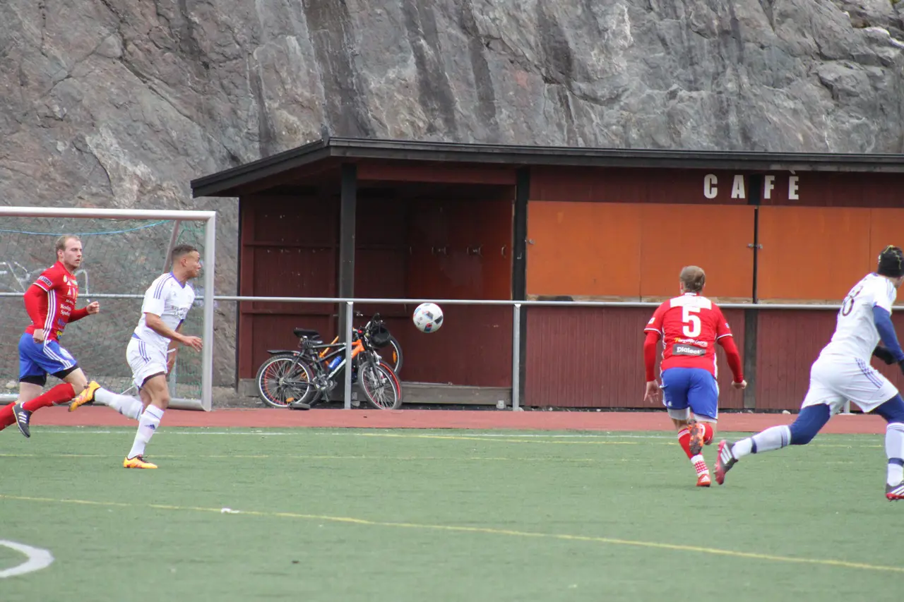 Jean Charles "Challe" Prince Okou på jakt, Nicho på språng!