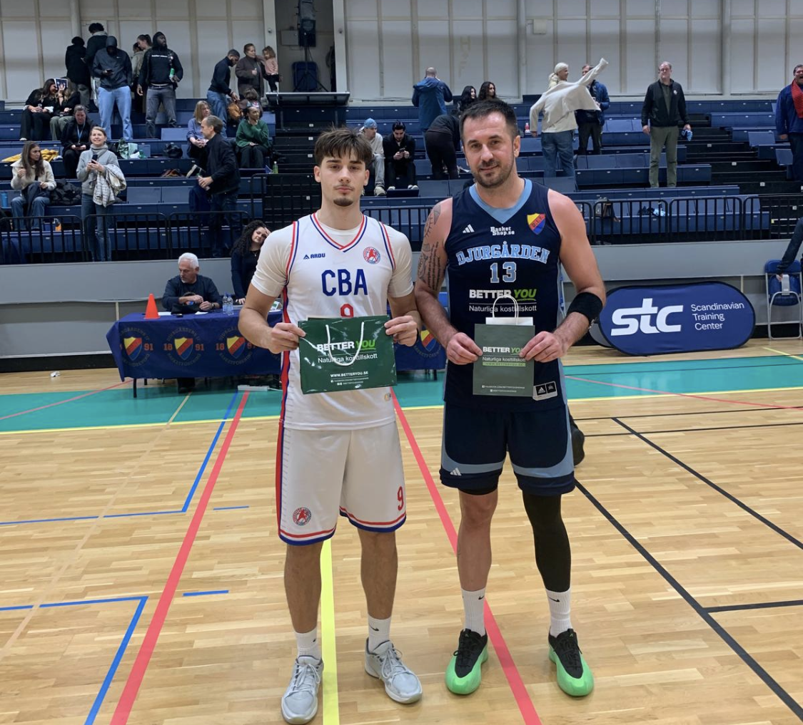 Matchens spelare. Crossover Baskets Nikola Boskovic och Djurgårdens Dragan Damjanovic. Foto: Cynthia Lorentzon.