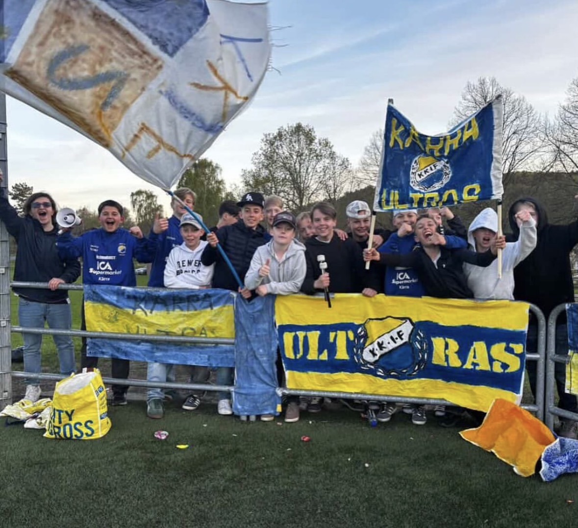 Ultras på plats hejandes - underbart stöd