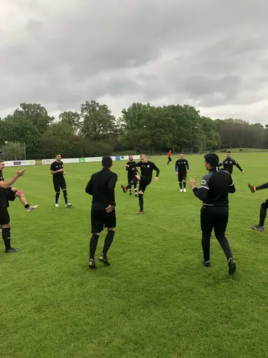 En skön vinst med 1-3 (0-0) i dagens bortamatch mot Genarp..Men vad är detta? Varför är dom stolta och annars så grön och vita Husie-pågarna klädda i Genarps reservdräkt? 