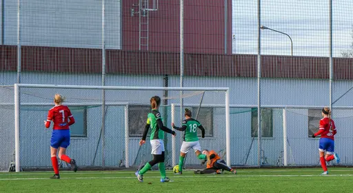 Fantastiskt fotbollsväder och en solid insats av de gröna - foto Mats Borg