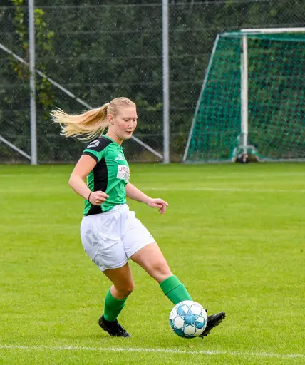 Moa håller koll på bollen.. [foto Mats Borg]