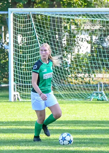 Moa håller koll på bollen.. [foto Mats Borg]