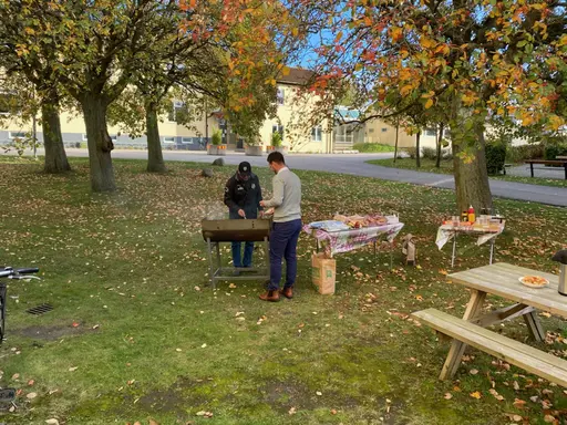 En trevlig tisdagskväll utanför Husie IF:s kansli 🌭🍔☕.