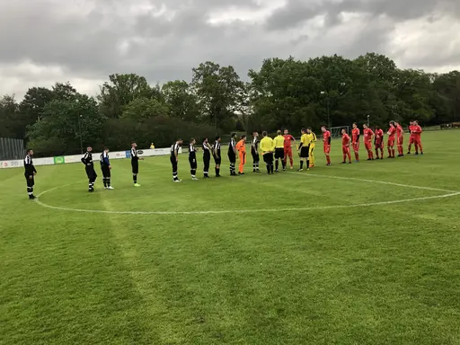 En skön vinst med 1-3 (0-0) i dagens bortamatch mot Genarp..Men vad är detta? Varför är dom stolta och annars så grön och vita Husie-pågarna klädda i Genarps reservdräkt? 