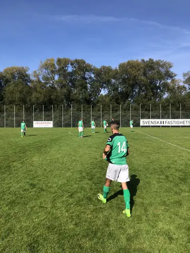 Idag gällde det...på den ena bilden syns en av dagens giganter, nr.14, Simon Keredzin som gjorde det förlösande 1-0 målet..målet som vände matchen till vår fördel offensivt !