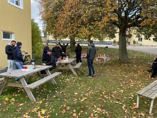 En trevlig tisdagskväll utanför Husie IF:s kansli 🌭🍔☕.