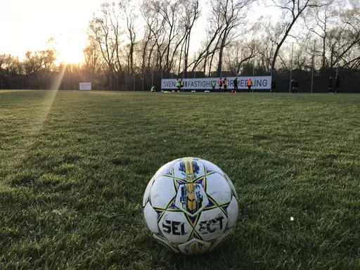 "En fotbollsmatch är 90 minuter. Det är två halvlekar om vardera 45 - plus tillägg.."