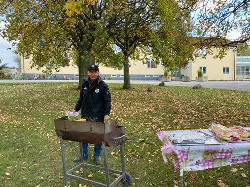 En trevlig tisdagskväll utanför Husie IF:s kansli 🌭🍔☕.