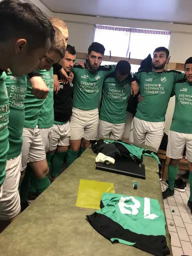 För tillfället är det väldigt svårt att stoppa Husie IF i DM-slutspelet..Hela 0-5 (0-1)slutar matchen mot div.4 laget Lunnarp..