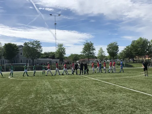 Med 10 tappra man såg det länge ut som att Husie skulle plocka med sig minst ett poäng från Lund i dagens match mot Linero som slutar 3-2 (1-1) till hemmalaget..
