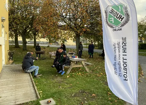 En trevlig tisdagskväll utanför Husie IF:s kansli 🌭🍔☕.