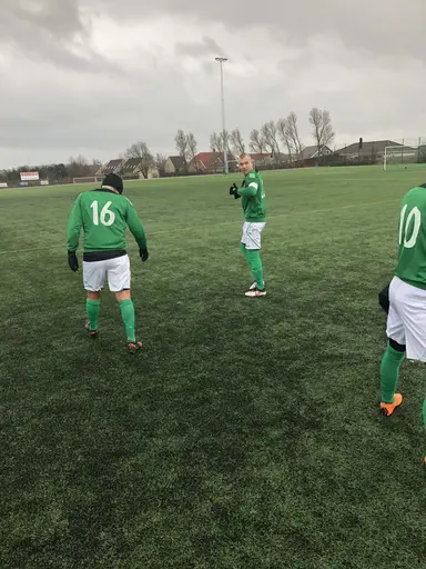 Patte Pedersen, dagens födelsedagspojke, gjorde sitt bästa för att peppa upp det gröna manskapet på ett kylslaget Bara IP idag. 1-1 (0-1) slutar matchen...