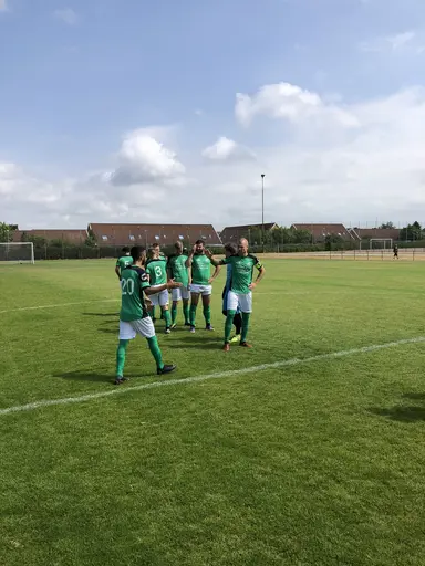 Underläge 0-2 blev till en poäng för Husie i toppstriden...