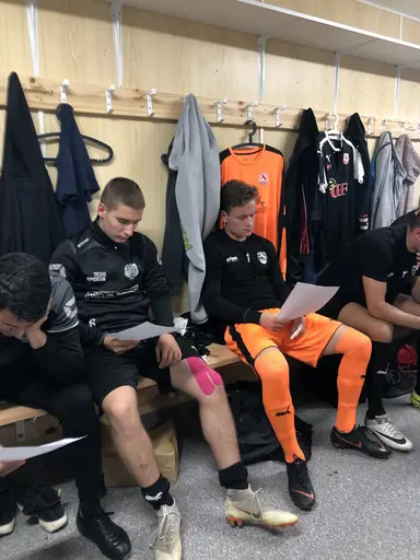 En skön vinst med 1-3 (0-0) i dagens bortamatch mot Genarp..Men vad är detta? Varför är dom stolta och annars så grön och vita Husie-pågarna klädda i Genarps reservdräkt? 