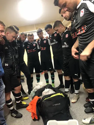En skön vinst med 1-3 (0-0) i dagens bortamatch mot Genarp..Men vad är detta? Varför är dom stolta och annars så grön och vita Husie-pågarna klädda i Genarps reservdräkt? 