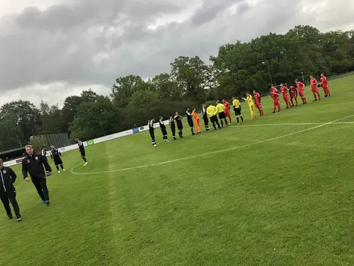 En skön vinst med 1-3 (0-0) i dagens bortamatch mot Genarp..Men vad är detta? Varför är dom stolta och annars så grön och vita Husie-pågarna klädda i Genarps reservdräkt? 
