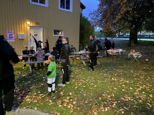 En trevlig tisdagskväll utanför Husie IF:s kansli 🌭🍔☕.