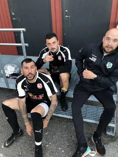 En skön vinst med 1-3 (0-0) i dagens bortamatch mot Genarp..Men vad är detta? Varför är dom stolta och annars så grön och vita Husie-pågarna klädda i Genarps reservdräkt? 