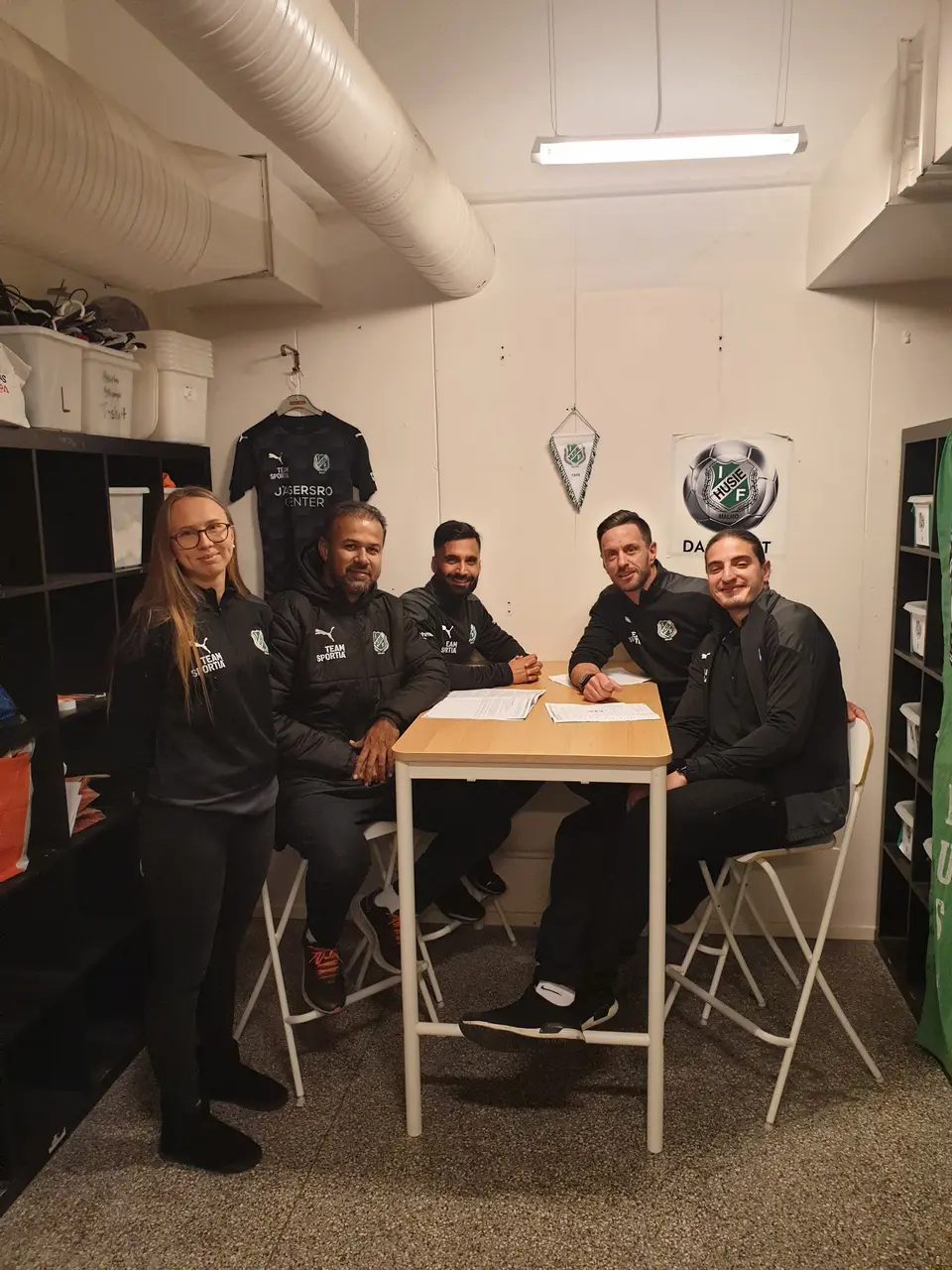 Fr v lagledare Felicia Thulin, ass.tränare Bilal Ahmad, huvudtränare Rizwan Elahi, ass.tränare Michael Lion och ass.tränare Benet Sadiku.