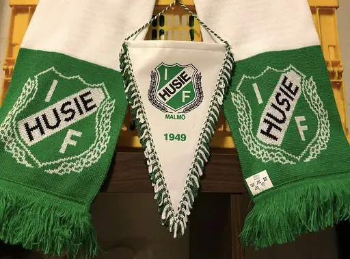 Fina supporter halsdukar finns att köpa på kansliet!