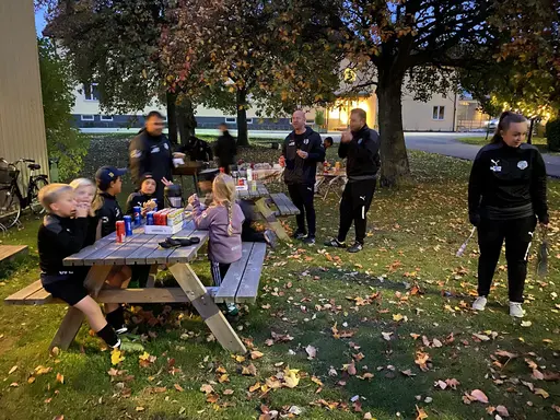 En trevlig tisdagskväll utanför Husie IF:s kansli 🌭🍔☕.