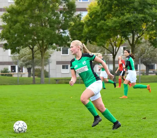Moa håller koll på bollen.. [foto Mats Borg]