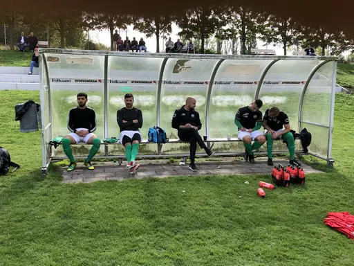 Sammanfattningsvis och ur ett Husie-perspektiv så kan man bara undra vad tusan som hände idag???? 1-4 (1-2) på hemmaplan mot tabellsjuan är givetvis under all kritik...