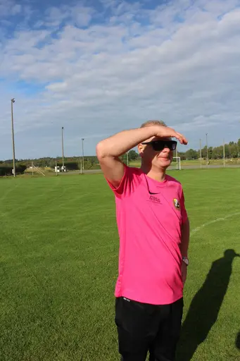 Bild 1 Chefstränaren spanar Bild 2 Okänd domare i grön trång juniortröja Bild 3 Fotograf och assisterande tränare "Skuggan" Bild 4 Taktiksnack inför match mot HUS IF