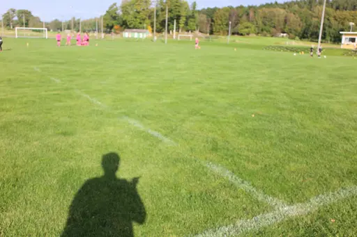Bild 1 Chefstränaren spanar Bild 2 Okänd domare i grön trång juniortröja Bild 3 Fotograf och assisterande tränare "Skuggan" Bild 4 Taktiksnack inför match mot HUS IF