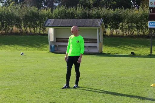 Bild 1 Chefstränaren spanar Bild 2 Okänd domare i grön trång juniortröja Bild 3 Fotograf och assisterande tränare "Skuggan" Bild 4 Taktiksnack inför match mot HUS IF
